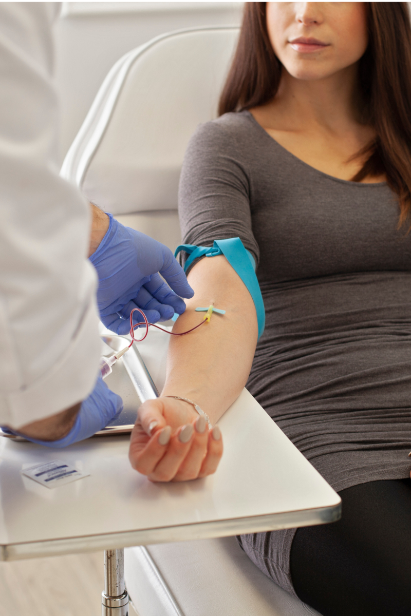 Infirmière prenant du sang sur un patient